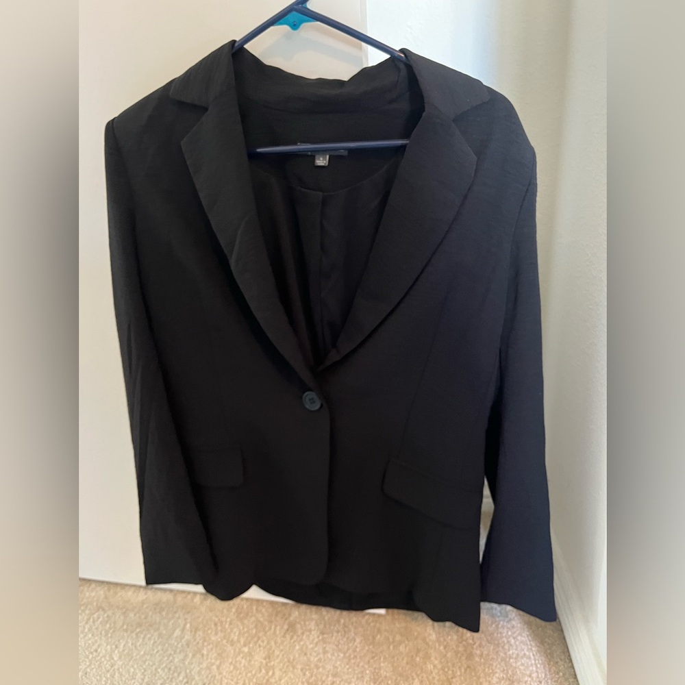 Casual black oversize blazer with shoulder pads
